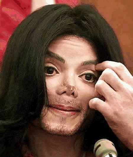 อันดับที่ 3 Michael Jeckson ราชาเพลงร็อคชาวอเมริกัน ผู้ที่ขึ้นชื่อทางด้านศัลยกรรมเปลี่ยนสีผิว อี