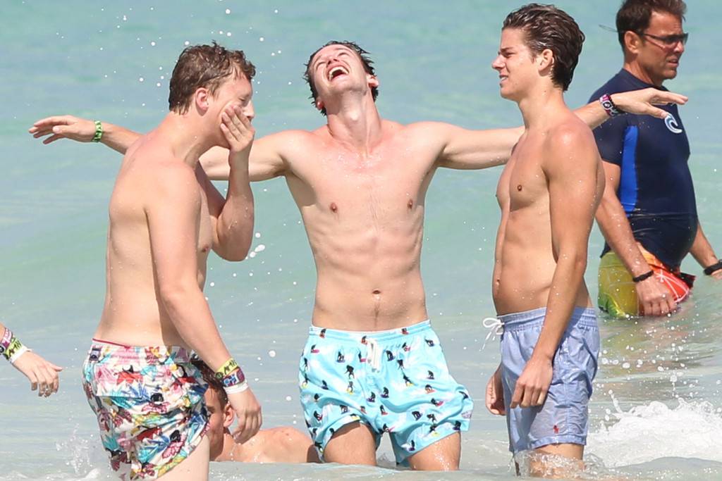 Patrick Schwarzenegger โชว์หุ่นริมสระ+ริมทะเล