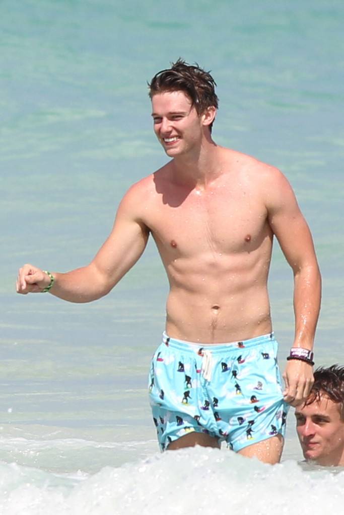 Patrick Schwarzenegger โชว์หุ่นริมสระ+ริมทะเล