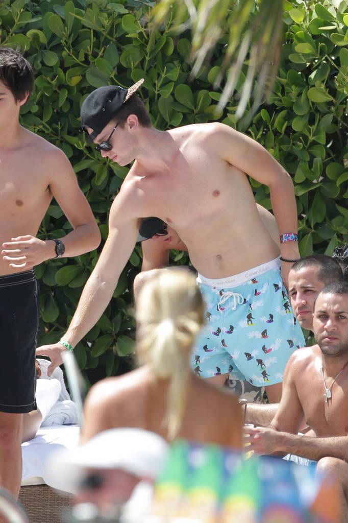 Patrick Schwarzenegger โชว์หุ่นริมสระ+ริมทะเล