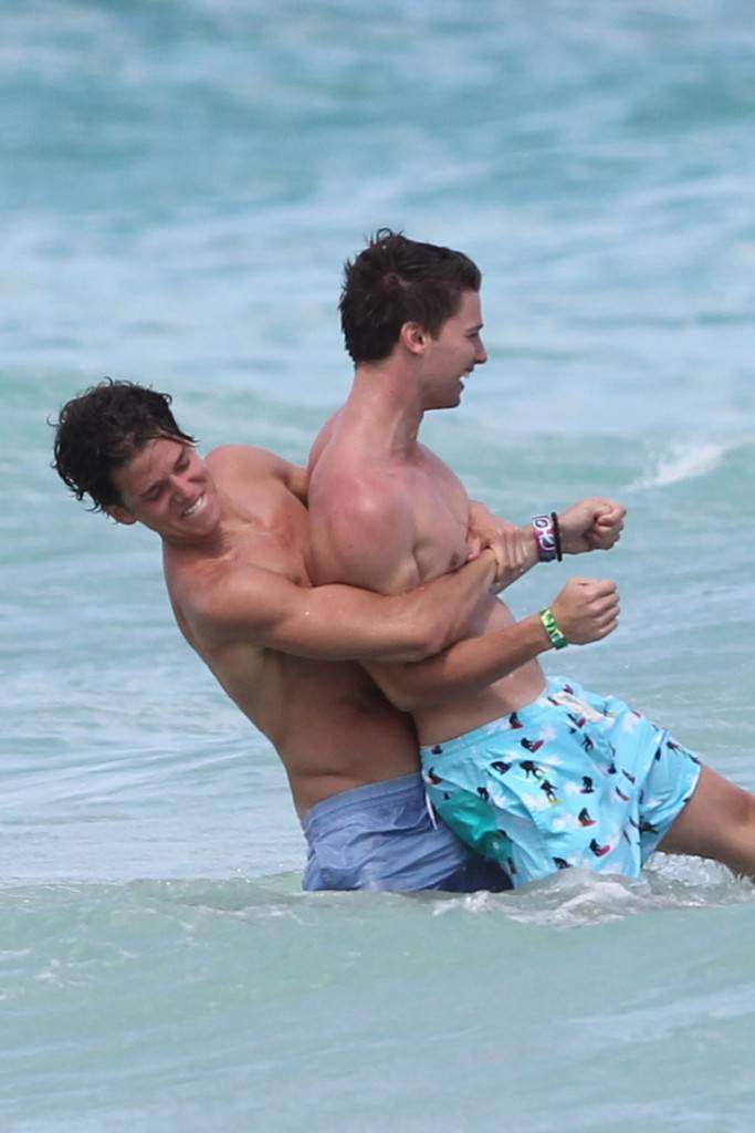 Patrick Schwarzenegger โชว์หุ่นริมสระ+ริมทะเล