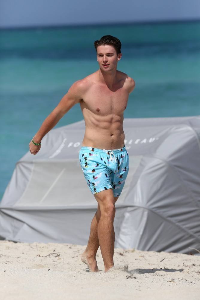 Patrick Schwarzenegger โชว์หุ่นริมสระ+ริมทะเล