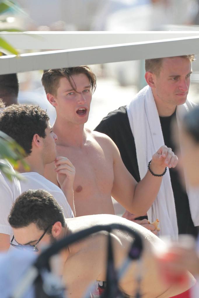 Patrick Schwarzenegger โชว์หุ่นริมสระ+ริมทะเล