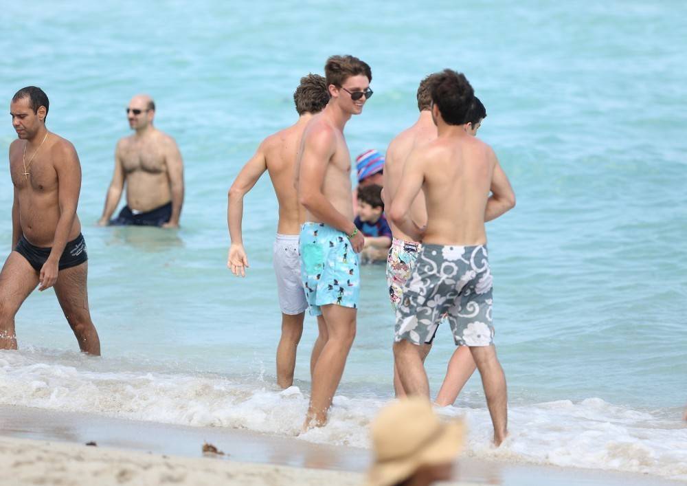 Patrick Schwarzenegger โชว์หุ่นริมสระ+ริมทะเล