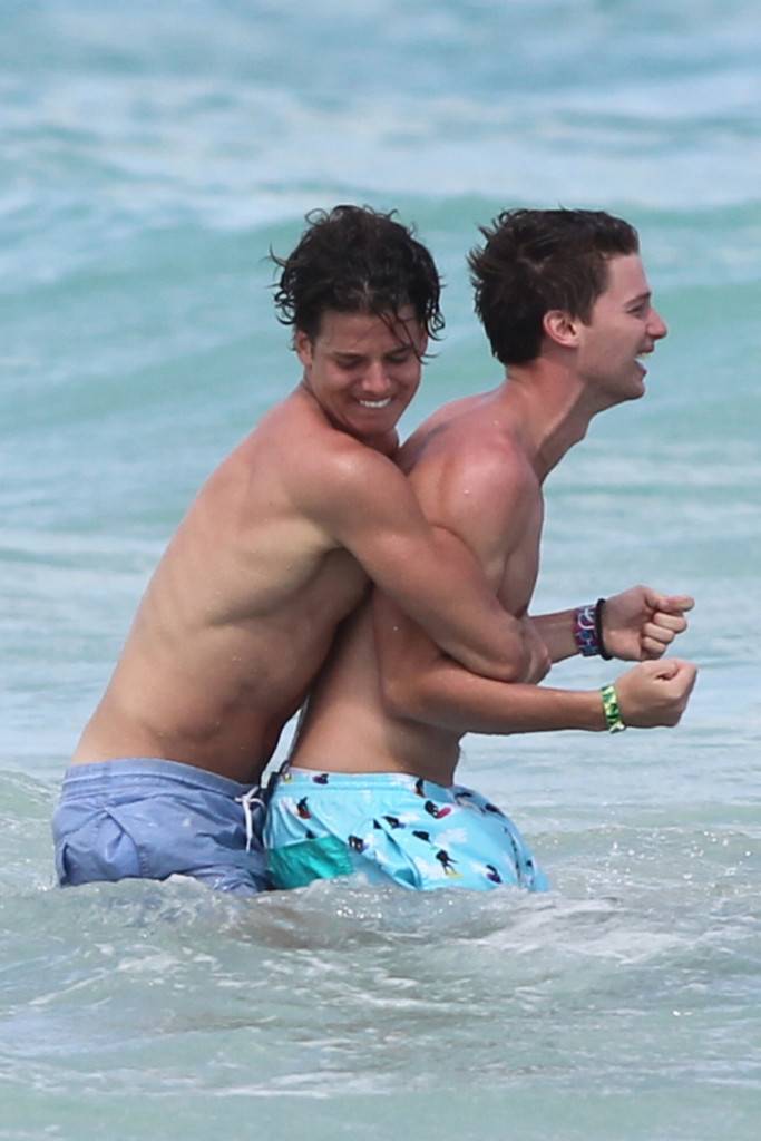 Patrick Schwarzenegger โชว์หุ่นริมสระ+ริมทะเล