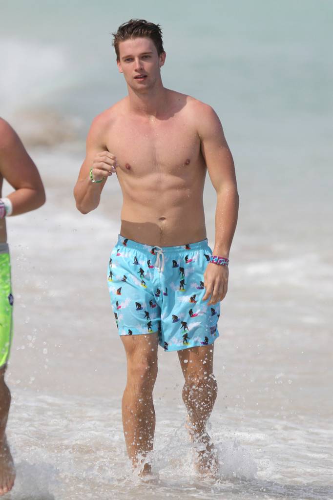 Patrick Schwarzenegger โชว์หุ่นริมสระ+ริมทะเล