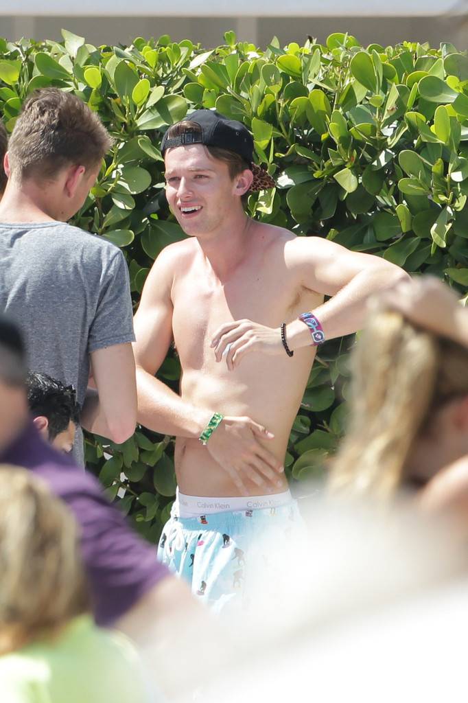 Patrick Schwarzenegger โชว์หุ่นริมสระ+ริมทะเล