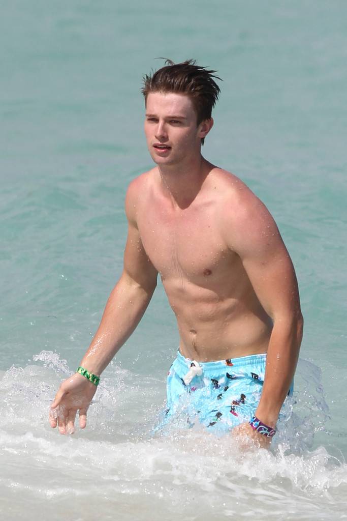 Patrick Schwarzenegger โชว์หุ่นริมสระ+ริมทะเล