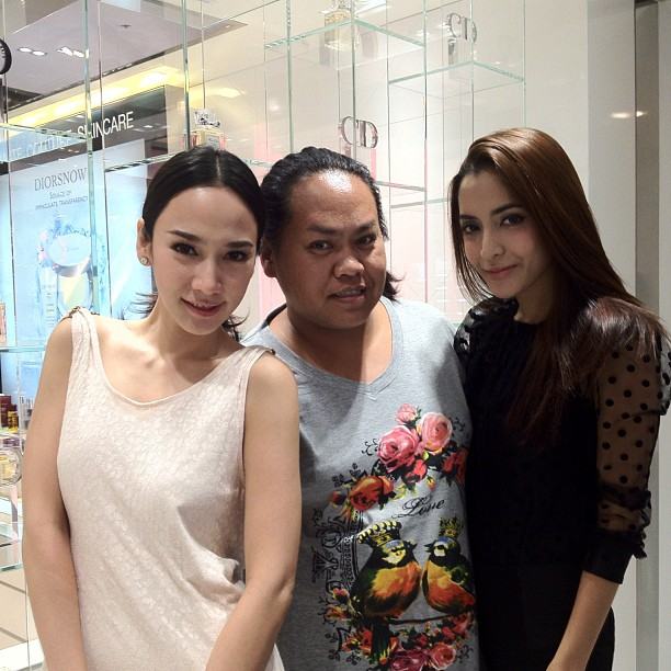 คนๆนี้เป็นช่างแต่งหน้าและทำผม ของ "อั้ม พัชราภา" (ที่อั้มเลือกใช้บริการบ่อยที่สุด)
