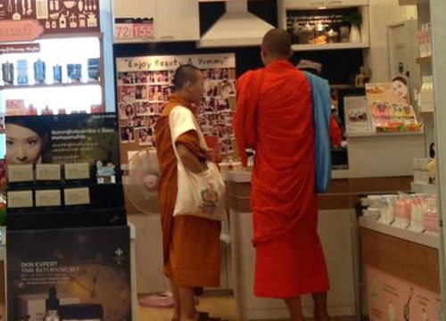 ฉาวอีก! ภาพหลุดภิกษุเลือกซื้อเครื่องสำอางกลางห้างดัง