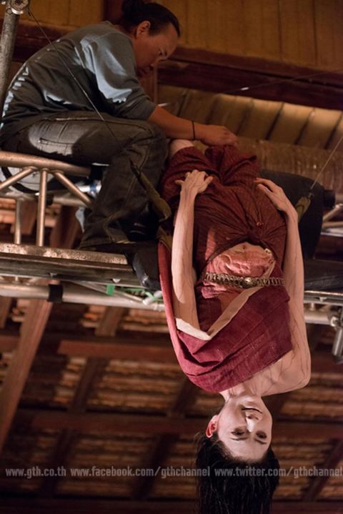 ใหม่ ทุ่มสุดตัว ฉากห้อยหัวเล่นเองไม่ใช้สแตนอิน ใน พี่มาก..พระโขนง