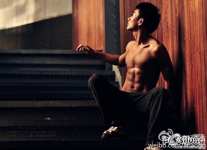 ตี๋หล่อเข้มหุ่นดี
