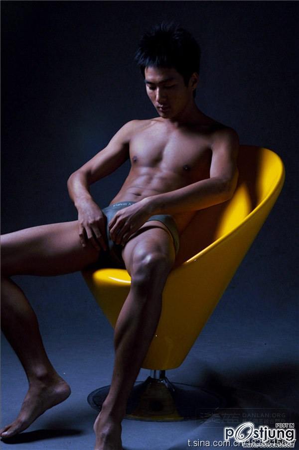 ตี๋หล่อเข้มหุ่นดี