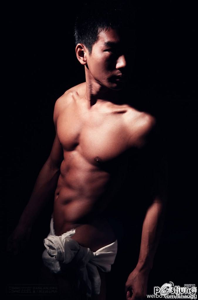 ตี๋หล่อเข้มหุ่นดี