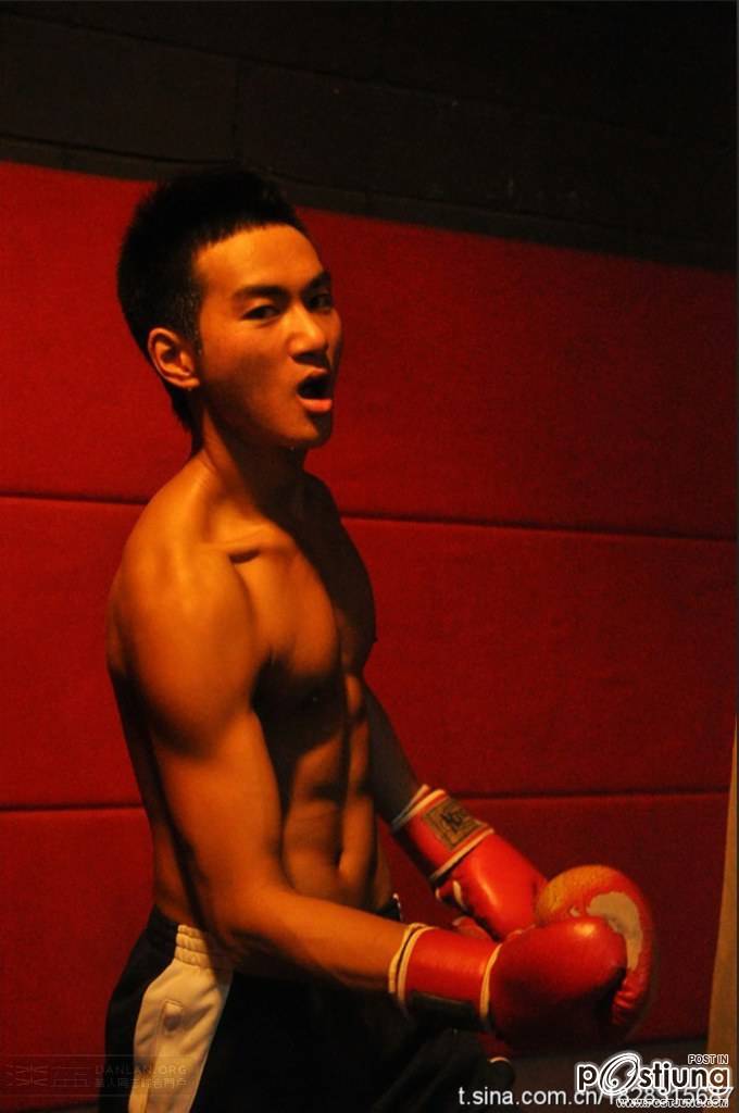 ตี๋หล่อเข้มหุ่นดี