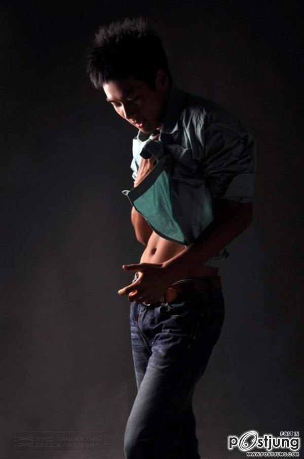 ตี๋หล่อเข้มหุ่นดี