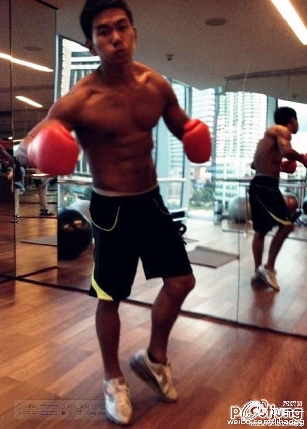 ตี๋หล่อเข้มหุ่นดี