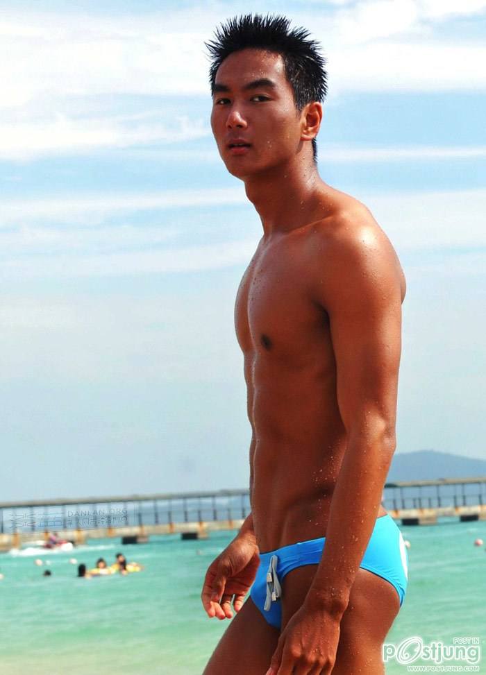 ตี๋หล่อเข้มหุ่นดี