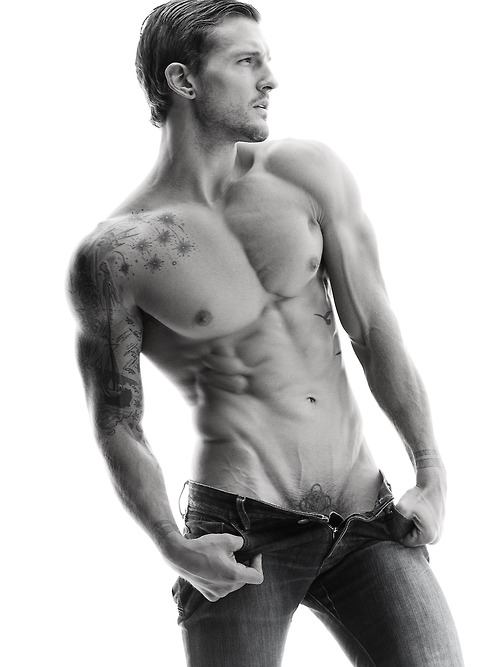 ฝรั่งหนุ่มหล่อหุ่นดี