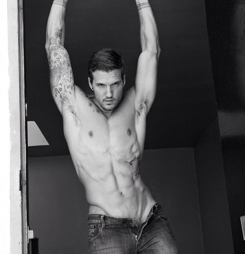 ฝรั่งหนุ่มหล่อหุ่นดี
