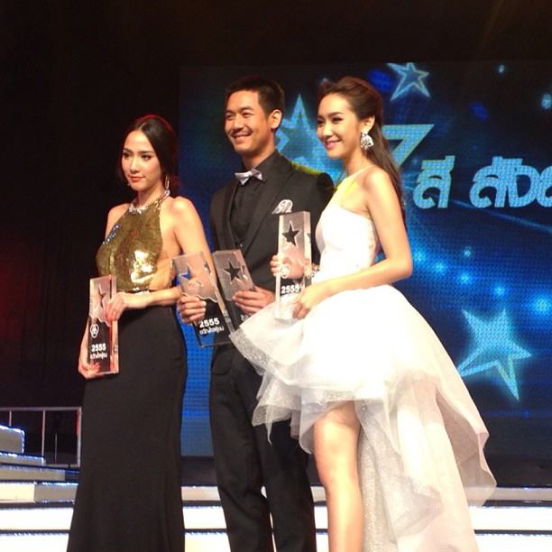 รางวัลขวัญใจผู้ชม ฝ่ายหญิง ปี 2555 ได้แก่ อั้ม - พัชราภา @ งาน 7 สี
