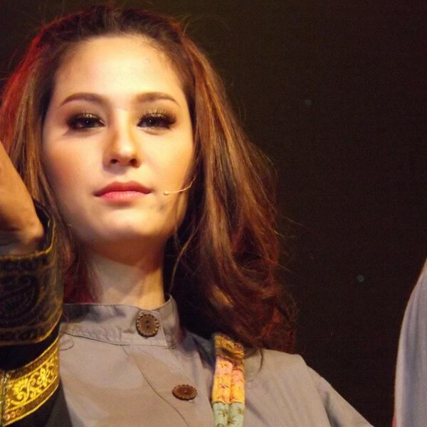 ฟ้าจรดทราย - ขวัญ ตุ้ย @งาน 7 สีสังสรรค์ 4-4-2013