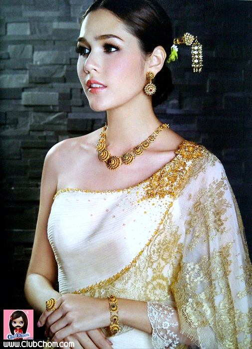 ชมพู่ ชุดไทย