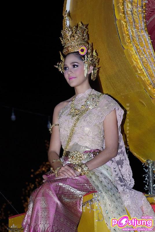 ชมพู่ ชุดไทย