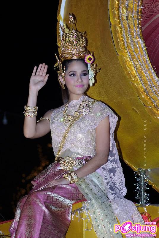 ชมพู่ ชุดไทย