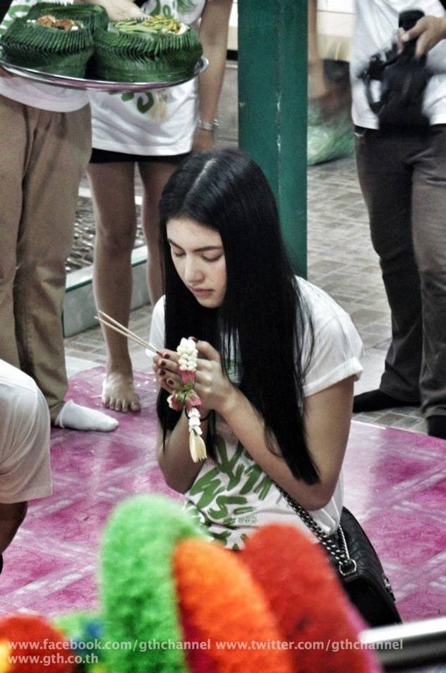 "ใหม่ ดาวิกา" "มาริโอ้ เมาเร่อ" พร้อมผู้กำกับ "โต้ง บรรจง" ไหว้ศาลย่านาค วัดมหาบุศย์