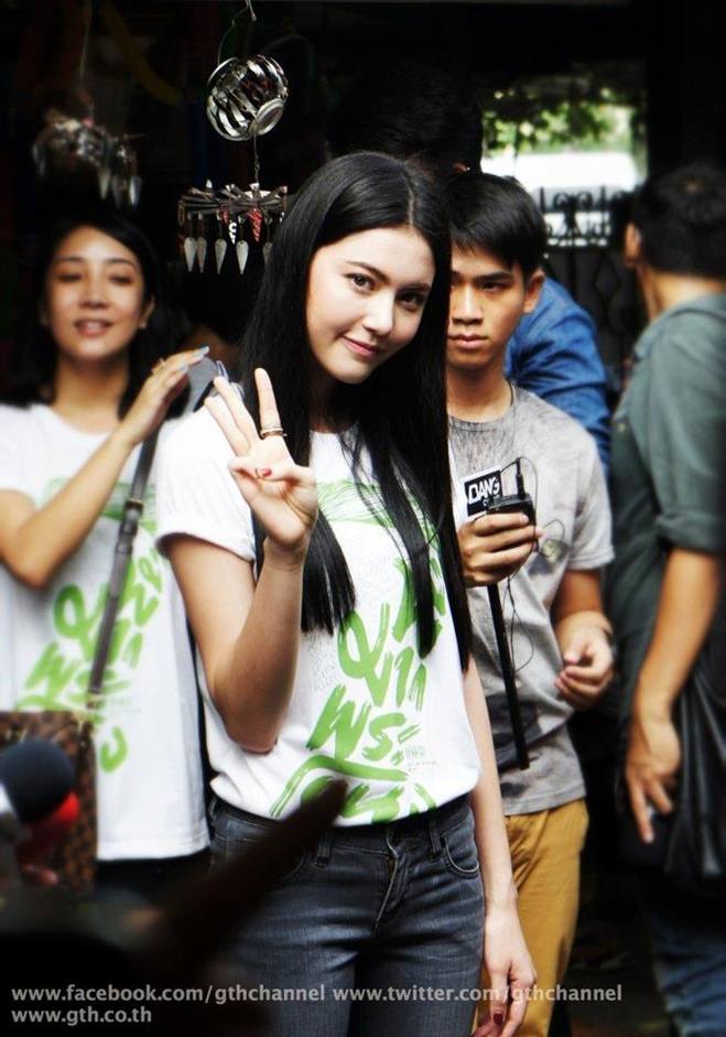 "ใหม่ ดาวิกา" "มาริโอ้ เมาเร่อ" พร้อมผู้กำกับ "โต้ง บรรจง" ไหว้ศาลย่านาค วัดมหาบุศย์