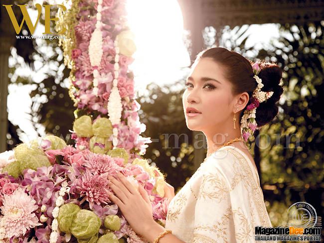 รับสงกรานต์ กับ สาวๆในชุดไทย