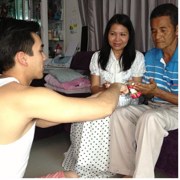 เป็นปลื้ม! ณเดชน์ กราบเท้าพ่อแม่ รดน้ำดำหัวผู้ใหญ่ในวันสงกรานต์