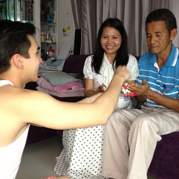 เป็นปลื้ม! ณเดชน์ กราบเท้าพ่อแม่ รดน้ำดำหัวผู้ใหญ่ในวันสงกรานต์