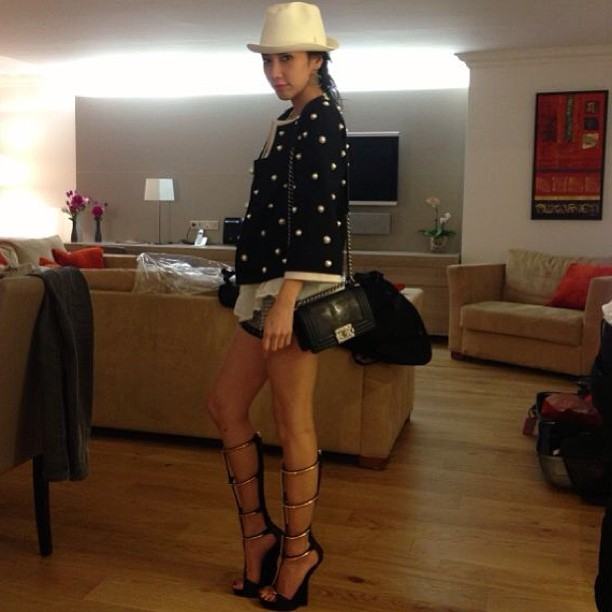 อั้ม พัชราภา Instagram Update 14.04.13 พาลูกข้ามถนน
