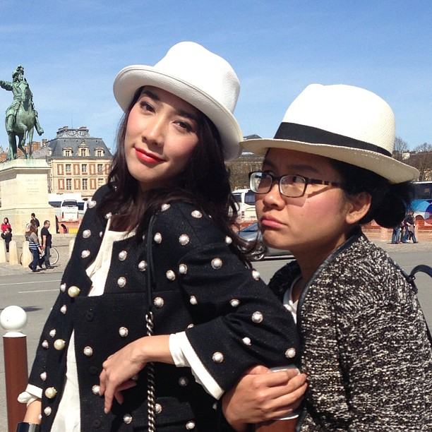 อั้ม พัชราภา Instagram Update 14.04.13 พาลูกข้ามถนน