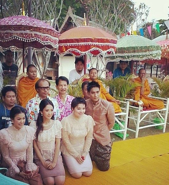 ยุ้ย จีรนันท์ (แม่เนียน)สวยงามในชุดไทยสากล งานบุญสงกรานต์ นำโดยเอก ธันญ์