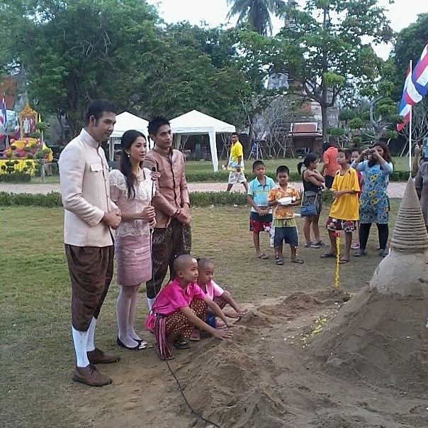 ยุ้ย จีรนันท์ (แม่เนียน)สวยงามในชุดไทยสากล งานบุญสงกรานต์ นำโดยเอก ธันญ์
