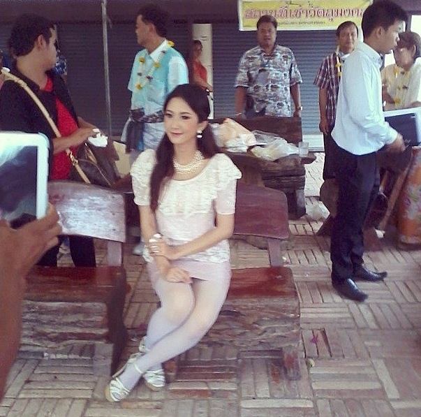 ยุ้ย จีรนันท์ (แม่เนียน)สวยงามในชุดไทยสากล งานบุญสงกรานต์ นำโดยเอก ธันญ์