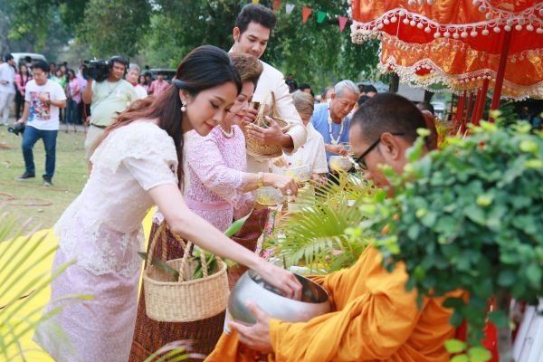 ยุ้ย จีรนันท์ (แม่เนียน)สวยงามในชุดไทยสากล งานบุญสงกรานต์ นำโดยเอก ธันญ์