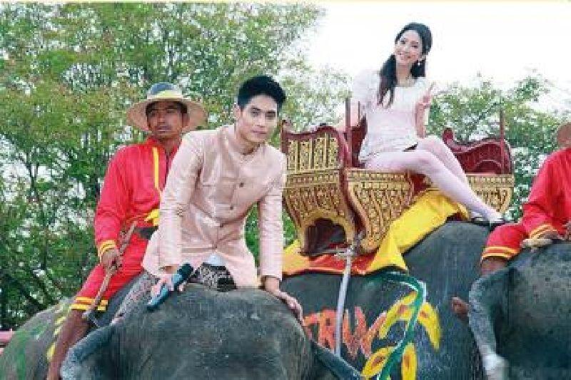 ยุ้ย จีรนันท์ (แม่เนียน)สวยงามในชุดไทยสากล งานบุญสงกรานต์ นำโดยเอก ธันญ์