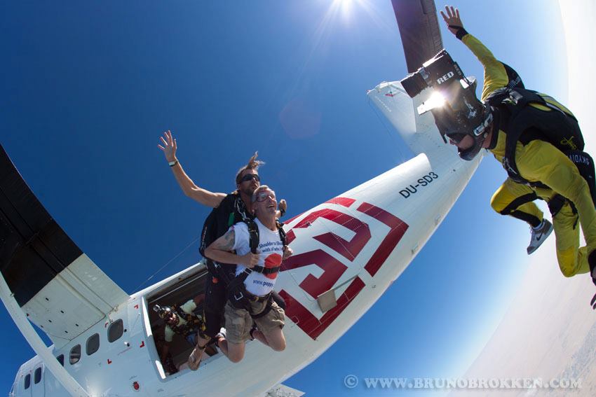กีฬาที่น่าตื่นเต้นอย่างหนึ่งของดูไบ (sky dive Dubai)