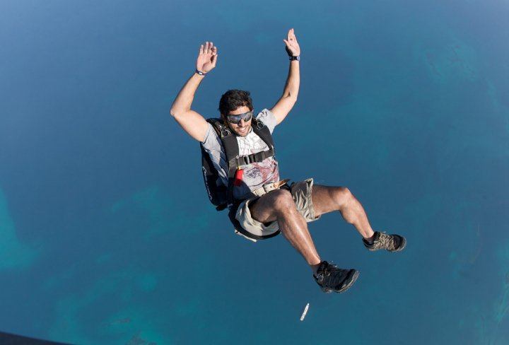 กีฬาที่น่าตื่นเต้นอย่างหนึ่งของดูไบ (sky dive Dubai)