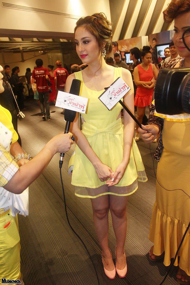 ขวัญ อุษามณี กับชุดสีเหลือง น่ารัก สดใส