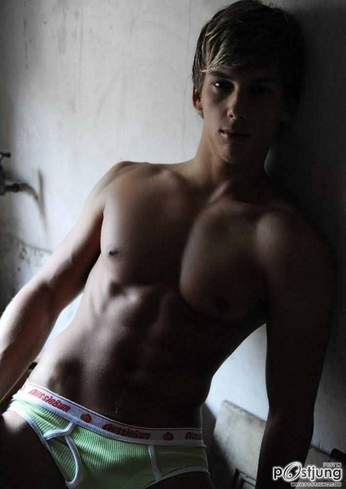 DOMINIK SANDRO