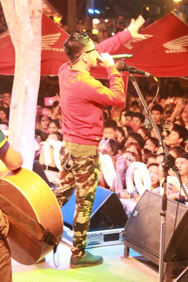 วง 25 Hours บุก "ตลาดต้นตาล" 21/04/2556 (คนแน่นมาก)
