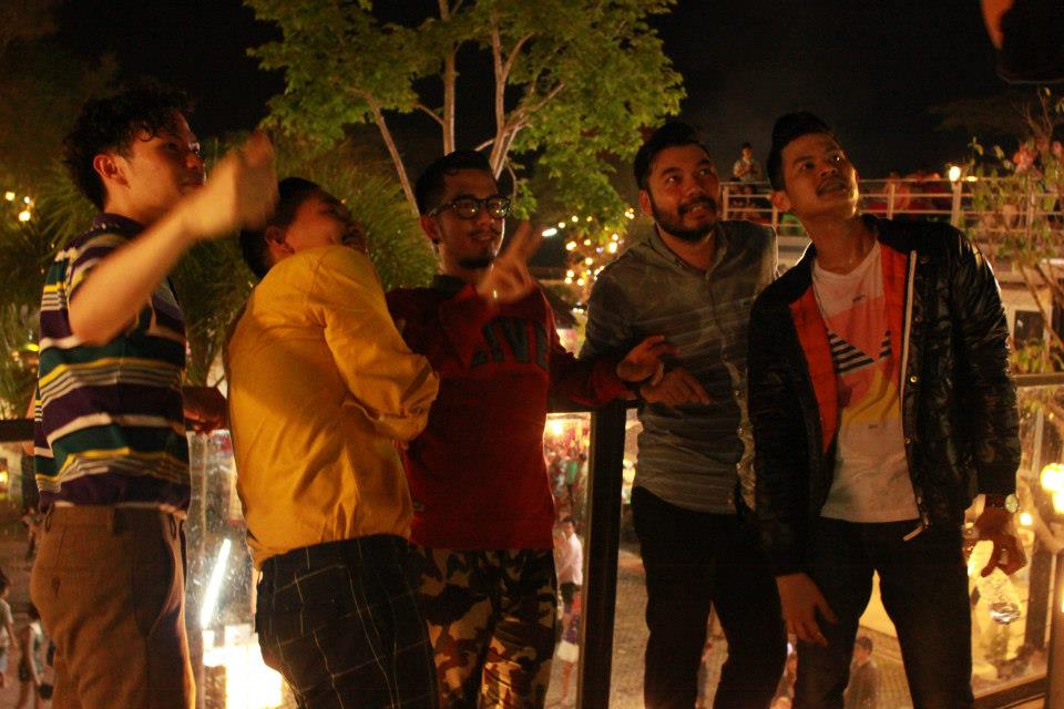 วง 25 Hours บุก "ตลาดต้นตาล" 21/04/2556 (คนแน่นมาก)