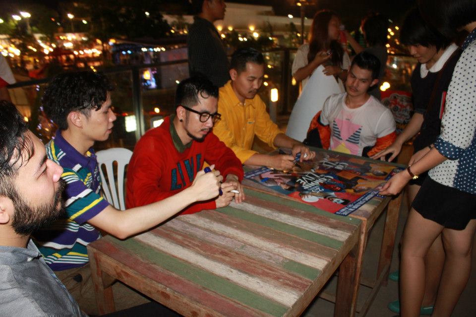 วง 25 Hours บุก "ตลาดต้นตาล" 21/04/2556 (คนแน่นมาก)