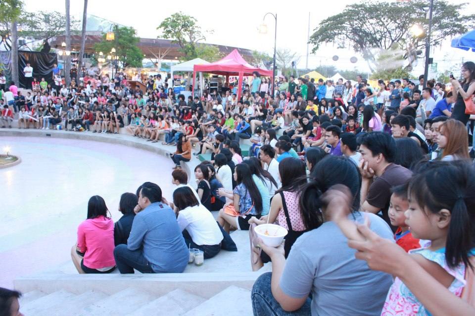 วง 25 Hours บุก "ตลาดต้นตาล" 21/04/2556 (คนแน่นมาก)