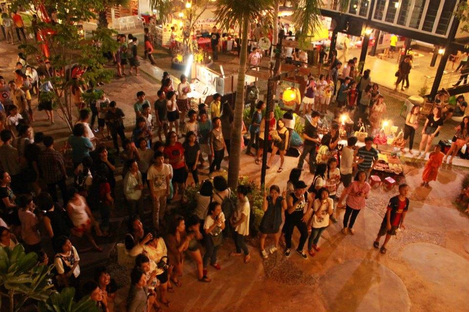 วง 25 Hours บุก "ตลาดต้นตาล" 21/04/2556 (คนแน่นมาก)